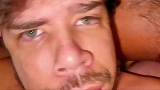 TWINK GRITANDO DE TES&Atilde;O SENDO FODIDO POR DOIS MACHOS&period;